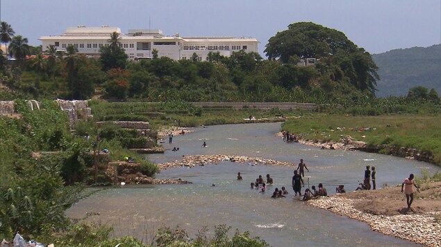 Des haïtiens se baignent dans un cours d'eau non loin de l'hôpital St-Michel de Jacmel. Des haïtiens se baignent dans un cours d'eau non loin de l'hôpital St-Michel de Jacmel.