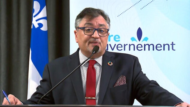 Horacio Arruda parle dans un micro.