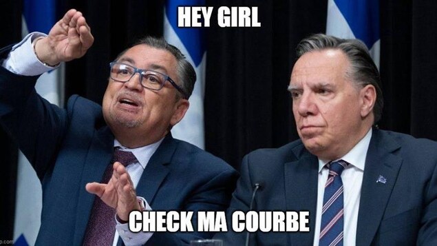 Le Dr Horacio Arruda en train de mimer une courbe à côté de François Legault lors d'un point de presse.