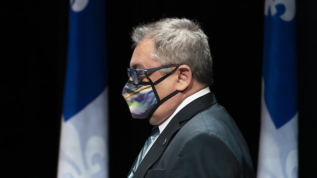 Le Dr Horacio Arruda de profil et portant un masque.