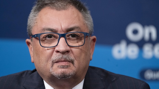 Horacio Arruda, le visage sérieux, lors d'une conférence de presse.