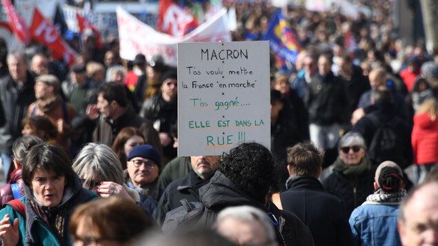 Une pancarte brandie lors d'une manifestation à Toulouse sur laquelle nous pouvons lire : "Macron t'as voulu mettre la France en marche. T'as gagné...Elle est dans la rue" Une pancarte brandie lors d'une manifestation à Toulouse sur laquelle nous pouvons lire : "Macron t'as voulu mettre la France en marche. T'as gagné...Elle est dans la rue"