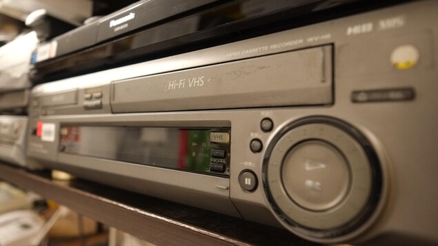Un lecteur vidéocassettes sur une étagère. Un lecteur vidéocassettes sur une étagère.