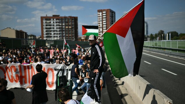 Des milliers de manifestants dénoncent l’interception de la flottille pour Gaza en Europe