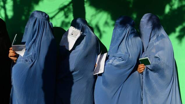 Des femmes font la queue pour voter à Hérat.