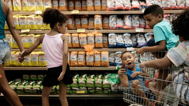 Des enfants dans une épicerie de Rio de Janeiro, au Brésil.