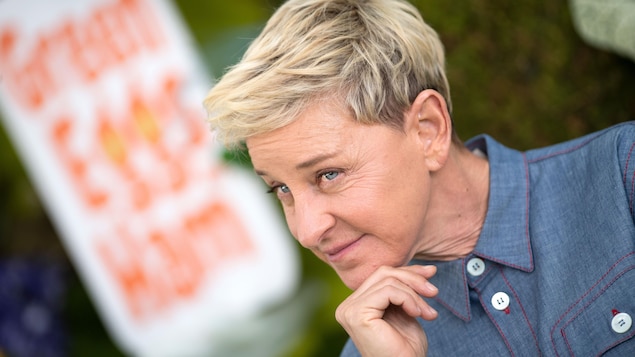 Ellen DeGeneres, les cheveux courts blonds et les yeux bleus, pose pour la caméra.
