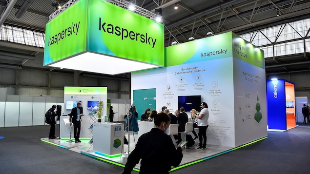 Le pavillon de Kaspersky, illuminé en vert.