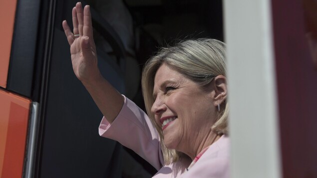 Andrea Horwath salue la foule en souriant. Andrea Horwath salue la foule en souriant.