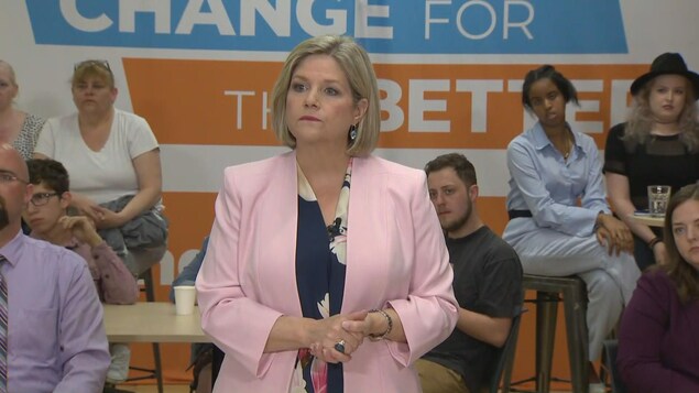 Photo d'Andrea Horwath en tailleur rose qui se tient les mains Photo d'Andrea Horwath en tailleur rose qui se tient les mains