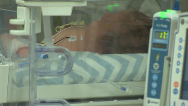 Un bébé dans une unité de soins intensifs