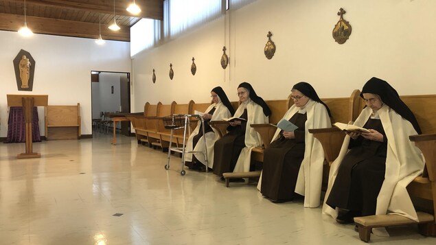 Des religieuses rassemblées dans une chapelle.