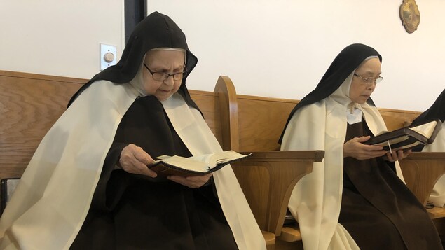 Deux soeurs se recueillent dans un monastère.