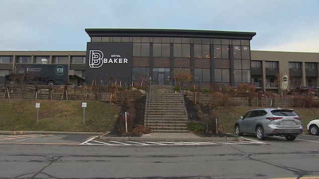 La façade de l'hôtel Baker de Gaspé