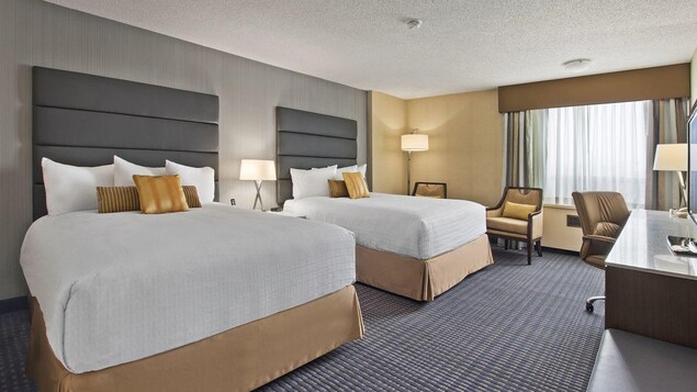 Une chambre d'hôtel avec deux lits.