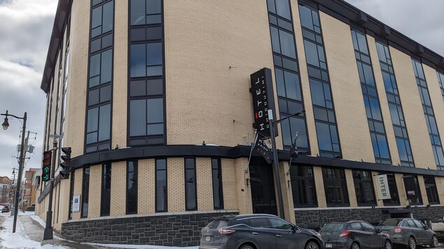 La façade de l'Hôtel Chicoutimi.