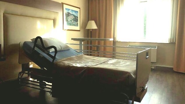 Un lit d'hôpital dans une chambre d'hôtel à Gatineau.