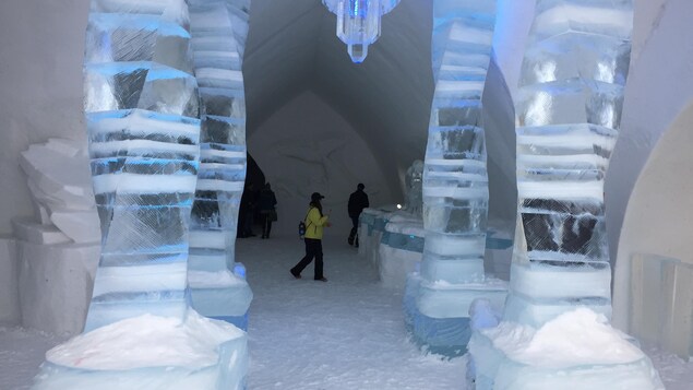 Hall avec colonnes de glace