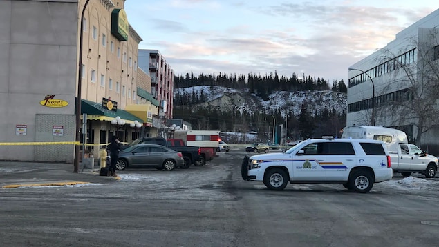 Un véhicule de la police bloque la rue Jarvis où se trouve le 202 Motor Inn.