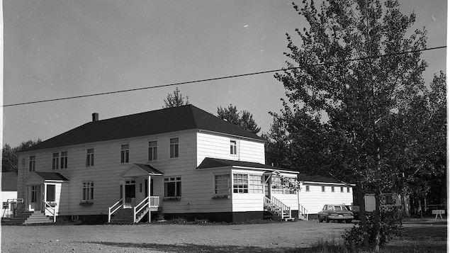 Une photo noir et blanc de l'hôtel Le Métropole.