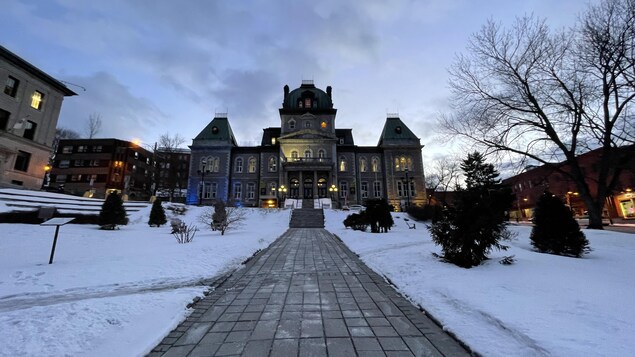 L'hôtel de ville de Sherbrooke en hiver. 