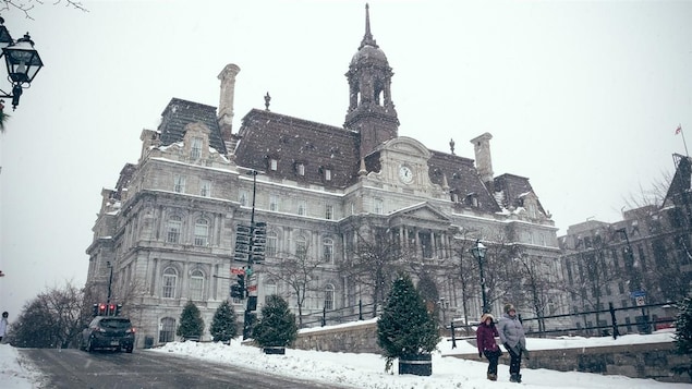 L'hôtel de ville de Montréal sous la neige.