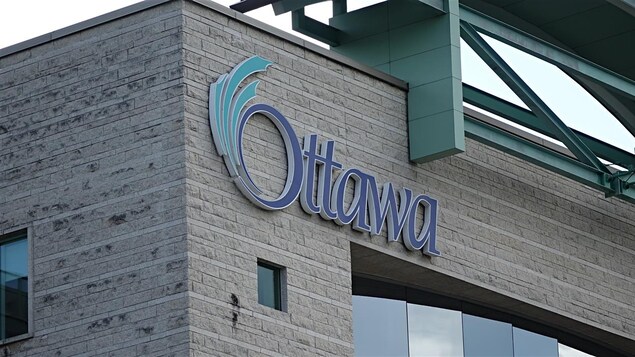 Le logo de la Ville d'Ottawa sur un édifice.