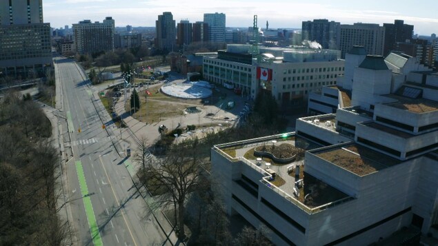 Vue de drone de la rue Laurier à Ottawa, avec l’hôtel de ville et le palais de justice.