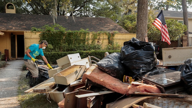 Ce citoyen de Houston empile tout ce qui a été contaminé par des moisissures devant sa résidence. Ce citoyen de Houston empile tout ce qui a été contaminé par des moisissures devant sa résidence.