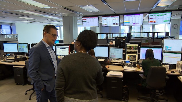 Maxime Bertrand avec Simon Bergevin dans la salle des ventes de l'électricité.