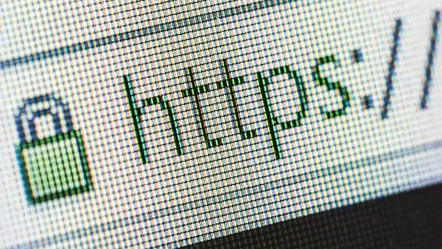 Un cadenas vert à côté des lettres «HTTPS» dans la barre d'adresse d'un navigateur.