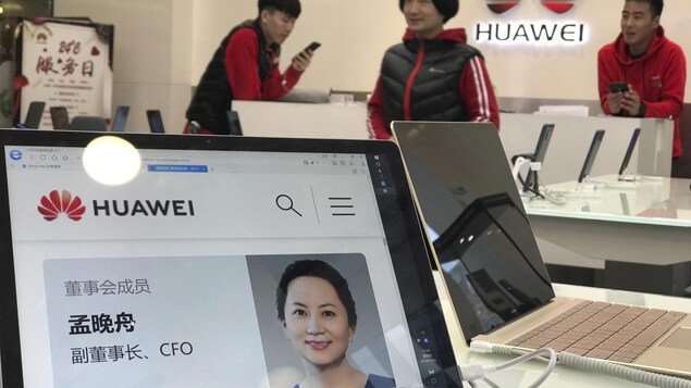 Dans une succursale de Huawei, le portrait de Meng Wanzhou apparaît sur un ordinateur portable. Dans une succursale de Huawei, le portrait de Meng Wanzhou apparaît sur un ordinateur portable.