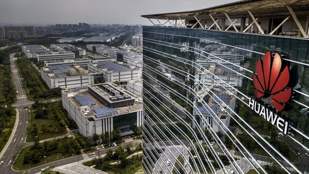 Vue aérienne du toit d'un bâtiment de son campus de production à Dongguan, en Chine.
