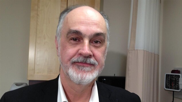 Le Dr Hubert Dupuis dans une salle d'examen