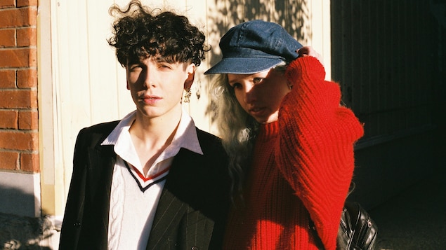 Hubert Lenoir et la jeune écrivaine Noémie D. Leclerc. Ils sont jeunes et beaux. Il a les cheveux noirs et elle,est blonde. Elle porte un pull rouge et une casquette en denim. Hubert Lenoir et la jeune écrivaine Noémie D. Leclerc. Ils sont jeunes et beaux. Il a les cheveux noirs et elle,est blonde. Elle porte un pull rouge et une casquette en denim.