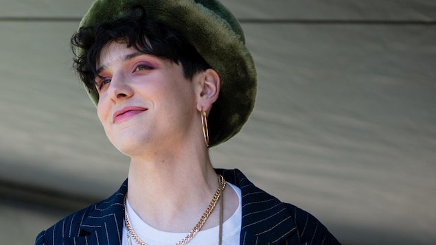 Hubert Lenoir sourit au public réuni sur le parvis de Radio-Canada le 16 mai 2018.