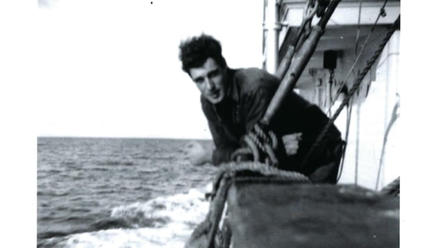 Hugh Kroestch sur le bateau de la Compagnie de la Baie d'Hudson dans l'Arctique dans les années 1950. Hugh Kroestch sur le bateau de la Compagnie de la Baie d'Hudson dans l'Arctique dans les années 1950.