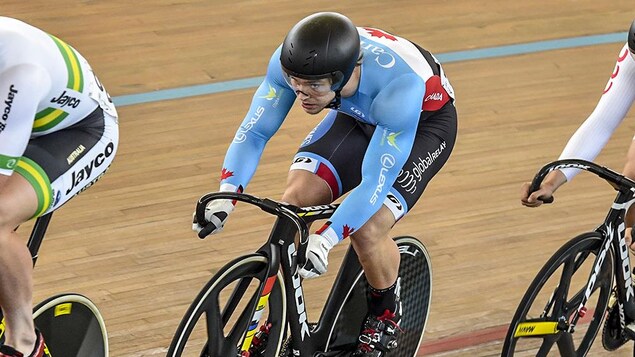 Il roule entre deux adversaires.
