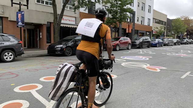 Hugo Lambert, roulant sur son vélo, au centre-ville de Rouyn-Noranda.