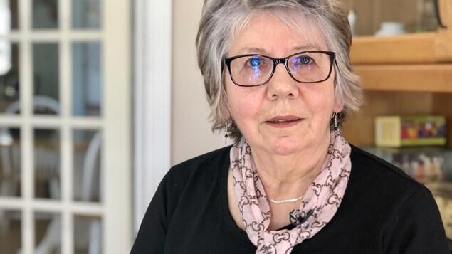 Huguette Jutras à l'intérieur d'une maison.