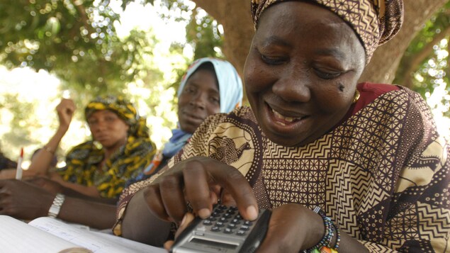 Une femme malienne utilise une calculatrice. 