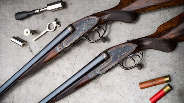Close-up ng Joseph Lang 8-gauge waterfowling gun at mga bala nito.