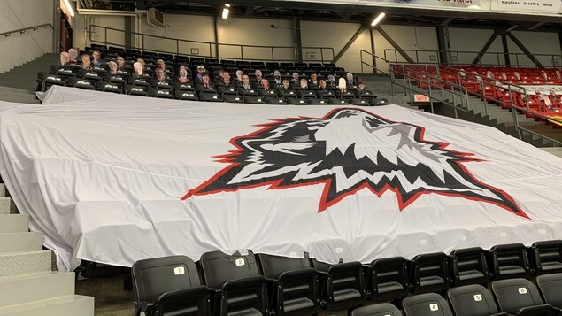 Un drapeau géant des Huskies couvre une partie des sièges.
