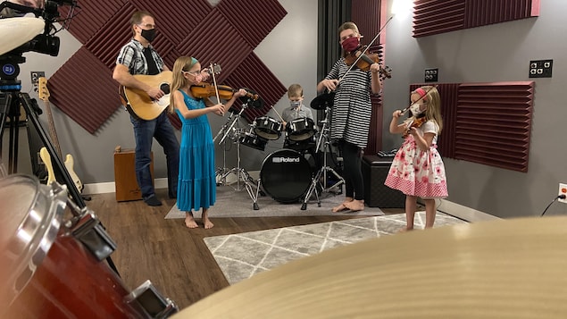 Voici Hutlet 2.0, quatre enfants qui forment un band avec leurs parents