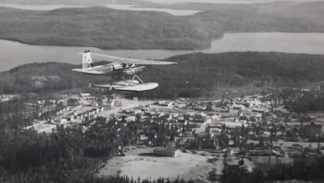 Un hydravion vole au-dessus de La Ronde. Un hydravion vole au-dessus de La Ronde.