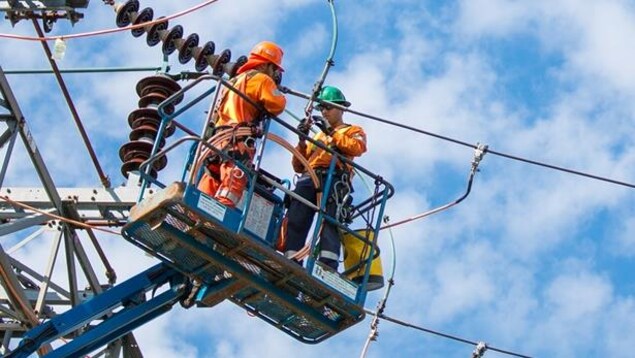 Des travailleurs d'Hydro One effectuant des réparations.