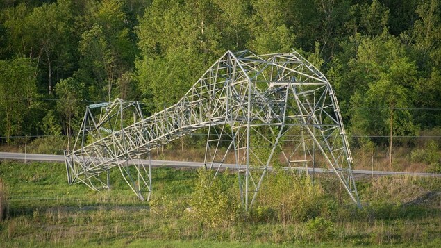 Bumagsak na Hydro One transmission tower.