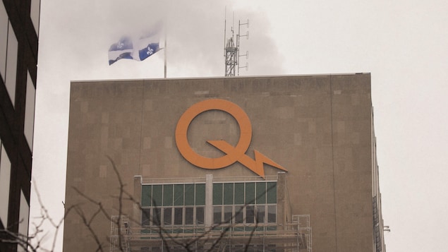Le siège social d'Hydro-Québec à Montréal pendant la période hivernale.