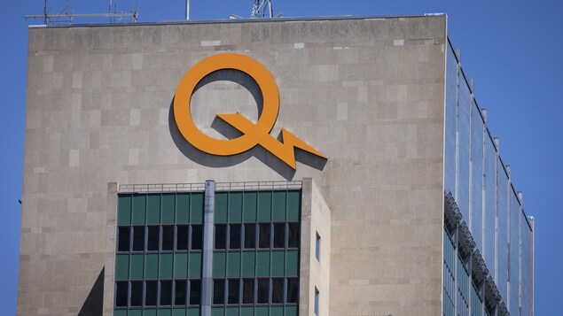 Le logo d'Hydro-Québec au sommet de son siège social, à Montréal.