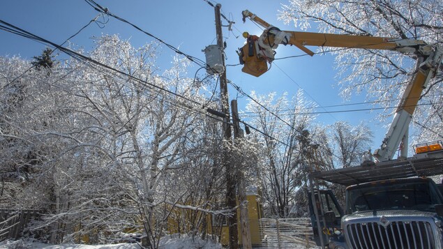 Un technicien d'Hydro-Québec à l'œuvre. 